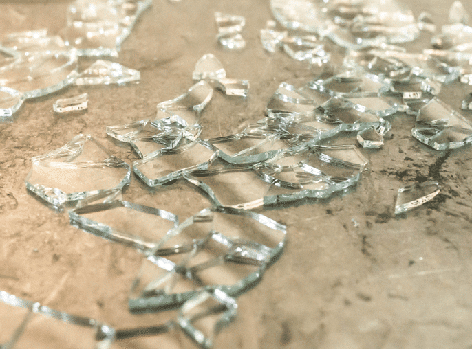 BrokenTemperedGlassWEB Viwinco broken tempered glass - "dice" glass