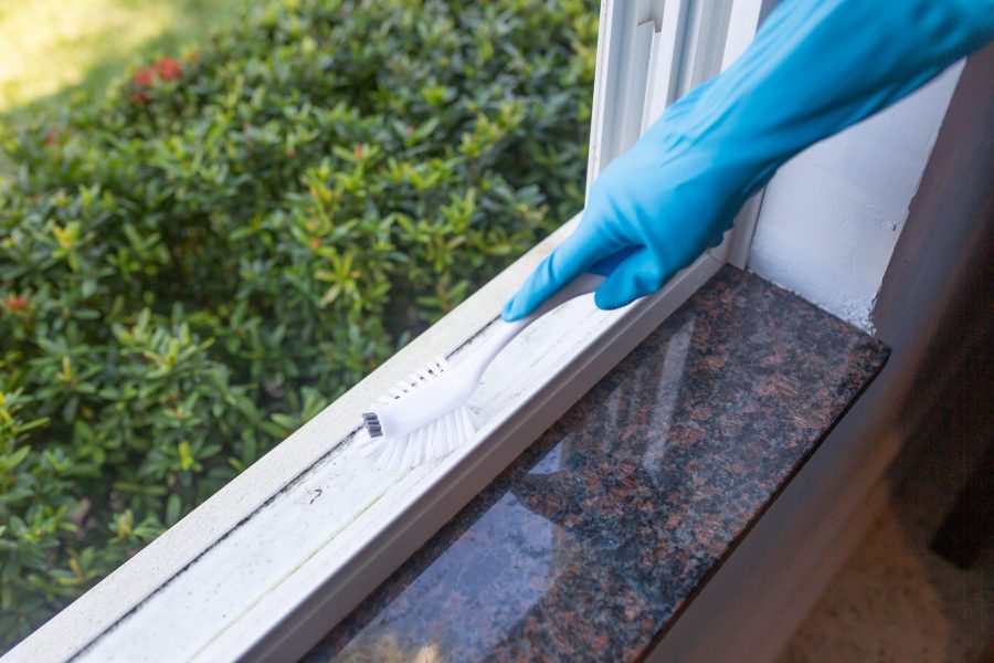 Person conducting spring cleaning on Viwinco window.
