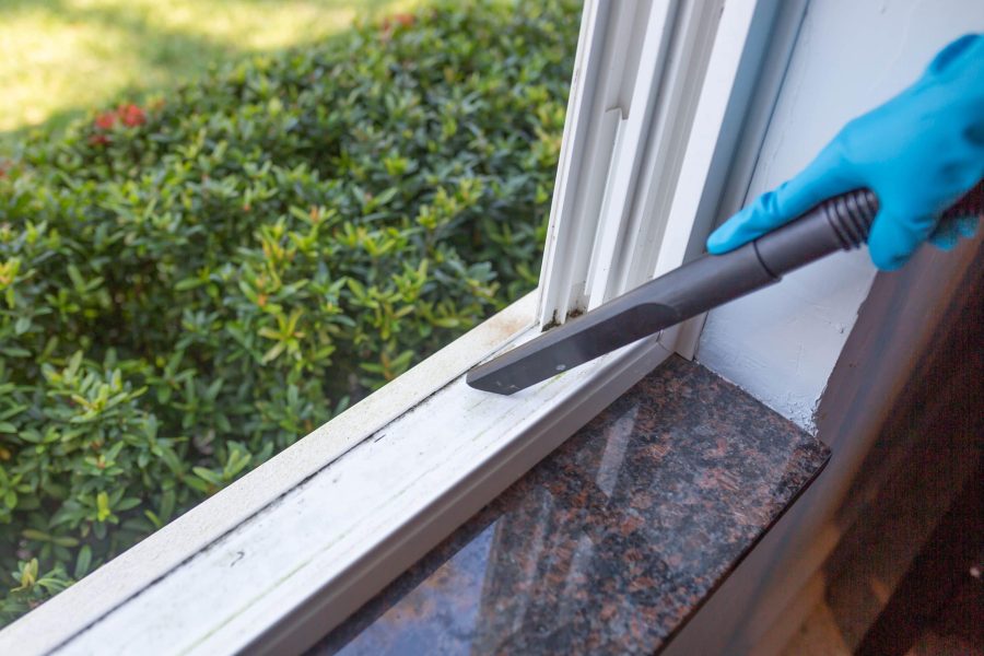 Person conducting spring cleaning on Viwinco window.