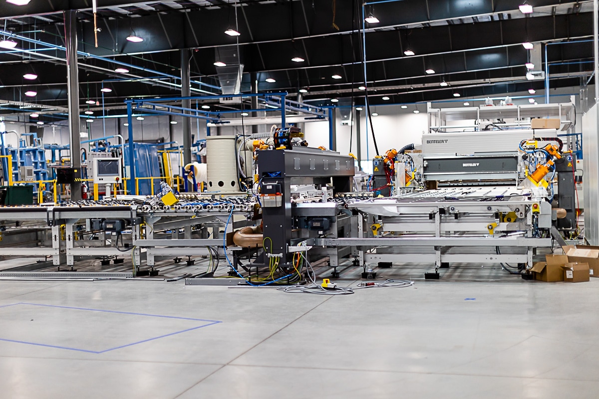 Viwinco-GS-BentelerSeamerwasher Wide angle shot of Benteler Steamer and other machinery within new Viwinco glass facility.