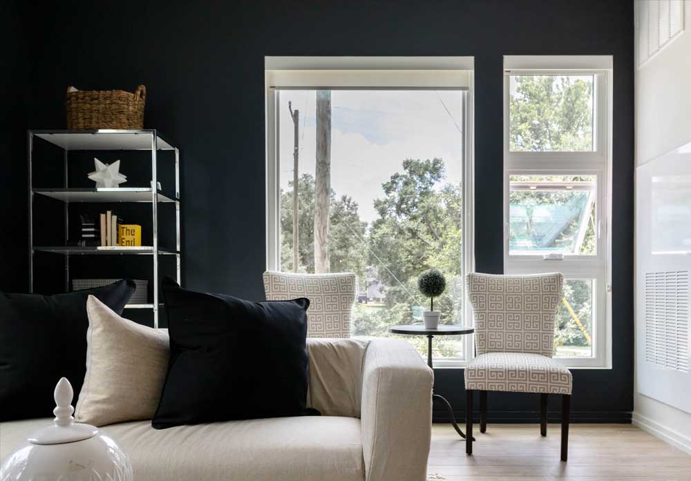 Viwinco-awningwindows-NC Example of Viwinco awning windows in living room.